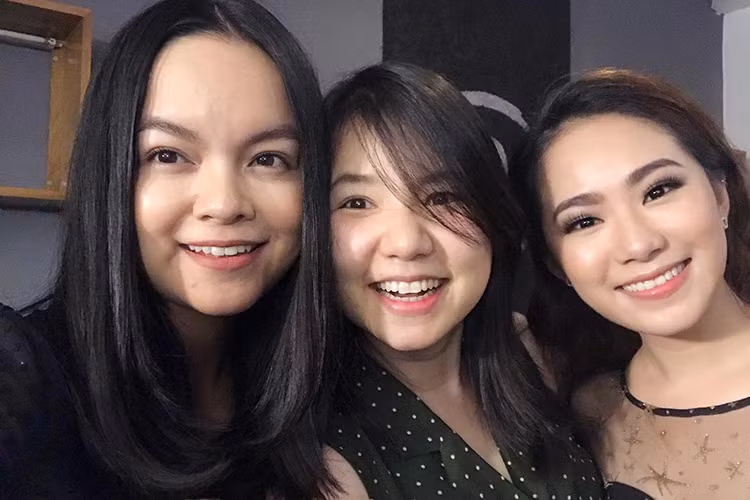 Mới đây, Phạm Quỳnh Anh bất ngờ đăng tải hình ảnh bên Lương Bích Hữu, Ngô Quỳnh Anh và Thu Thủy kèm chú thích: "Nếu không nhờ 15 năm, liệu chúng ta có còn đủ duyên để gặp lại?”. Chia sẻ dấy nghi vấn nhóm H.A.T sẽ tái hợp. Ảnh: FBNV