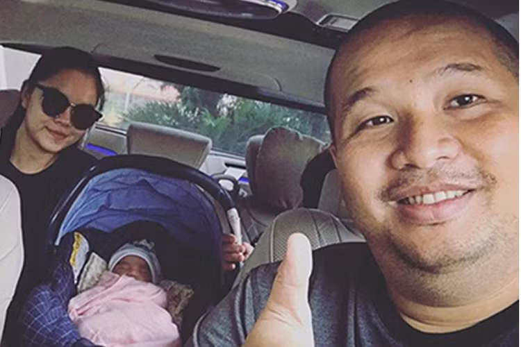 Tháng 5/2012, Phạm Quỳnh Anh lên xe hoa với ông bầu Quang Huy. Tháng 11/2012, cặp đôi chào đón cô con gái đầu lòng. Tháng 3 vừa qua, Phạm Quỳnh Anh hạ sinh thêm một bé gái. Ảnh: FBNV