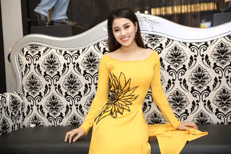 Vừa xinh đẹp vừa hát hay, Tố My được mệnh danh là ngọc nữ Bolero và nhanh chóng trở thành ca sĩ trẻ được khán giả dòng nhạc Bolero yêu thích. Ảnh: FBNV