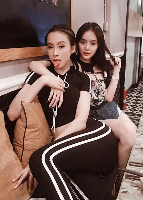 Angela Phương Trinh khoe em gái xinh đẹp. "Tâm trạng không tốt may mà có cô bé đáng yêu này bên cạnh. Thương lắm", Angela Phương Trinh chia sẻ.