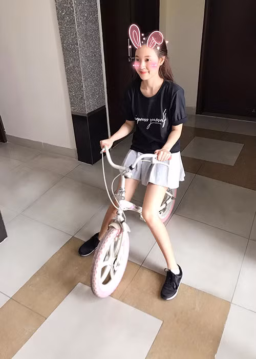 Midu tạo dáng bên chiếc xe đạp dành cho trẻ em.