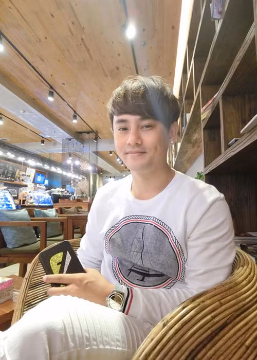 Ưng Đại Vệ đi chơi ngày cuối tuần: "Chủ nhật cafe 1 mình, không biết rủ ai, cũng kkhông có ai rủ mình. Phải chăng mình là 1 mẫu người khó gần".