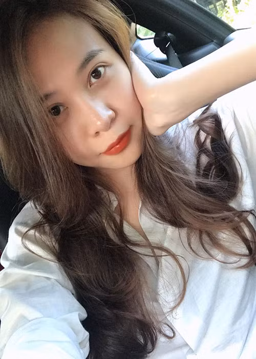 Đàm Thu Trang - bạn gái tin đồn của Cường Đô-la viết trên trang cá nhân: “Những người trưởng thành yêu nhau thường chọn cách im hơi lặng tiếng. Họ không muốn khoe khoang để thiên hạ hiếu kì, cũng không muốn đón nghe những bình luận đâu đâu. Họ yêu nhau và hiểu nhau, tin nhau, cùng nhau dắt tay đi qua ngày dài. Vậy là đủ. Còn bạn? Bạn chọn cách nào?”.