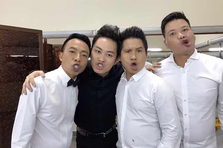 Ca sĩ Tùng Dương khoe ảnh nhí nhảnh bên các đồng nghiệp thân thiết.