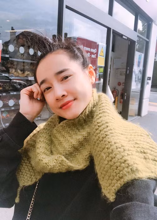 Nhã Phương mặc ấm áp trong tiết trời lạnh của thủ đô London.