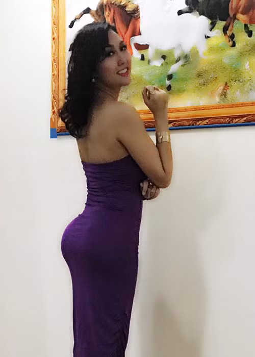 Là một trong những sao Việt gần đây phẫu thuật thẩm mỹ, Phi Thanh Vân liên tục chia sẻ hình ảnh vòng 3 "khủng".