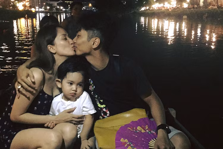 Hot Face sao Viet 24h: Khanh Thi - Phan Hien khoa moi tren thuyen