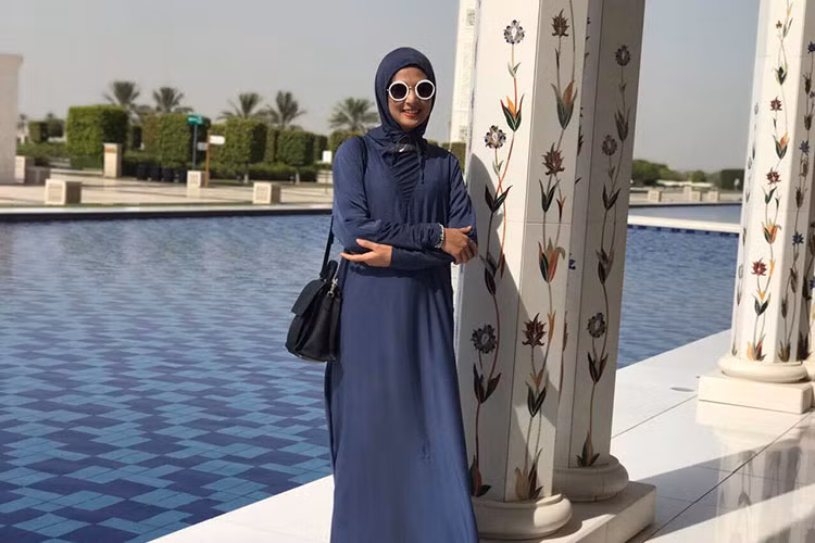 Hoa hậu Ngọc Hân mặc trang phục truyền thống của người phụ nữ Hồi giáo khi đến Dubai du lịch.