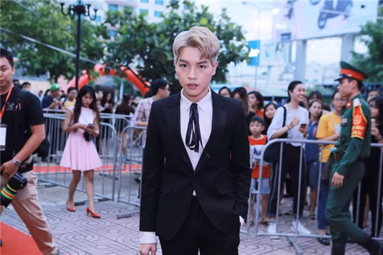 Hậu dao kéo, Đức Phúc được báo chí truyền thông săn đón. Gần đây, cậu học trò cưng của Mỹ Tâm liên tục xuất hiện tại các sự kiện giải trí. Ảnh: Thể thao văn hóa