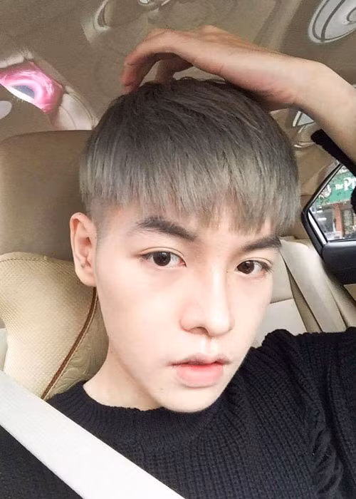 Cú lột xác ngoạn mục giúp Đức Phúc có nhiều cơ hội tỏa sáng hơn. Nhiều người cho rằng anh cần có những kế hoạch để thể hiện tài năng bởi ngoại hình chỉ giúp anh thu hút sự chú ý tạm thời. Ảnh: FBNV