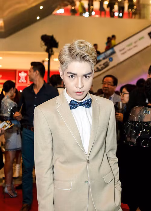 Đức Phúc cũng từng khoe khéo bản thân được khen đẹp trai khi trên trang cá nhân, anh kể câu chuyện gặp 2 người Hàn Quốc xin chụp ảnh tại sự kiện ra mắt phim Sắc đẹp ngàn cân. Ảnh: FBNV