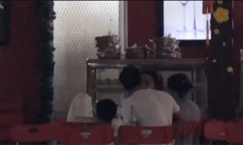 Lo clip Ho Ngoc Ha - Kim Ly hon nhau tai san bay