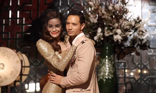 Lo clip Ho Ngoc Ha - Kim Ly hon nhau tai san bay-Hinh-2