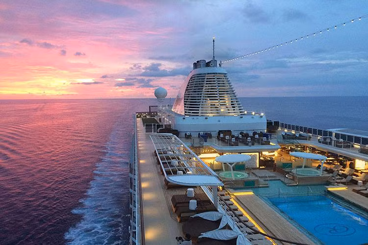 Những chiếc đèn chùm pha lê lộng lẫy, bộ dao nĩa Versace cao cấp phục vụ ăn uống, trần nhà kính Murano lấp lánh và những chiếc giường ngủ Savoir đắt nhất thế giới có giá 150.000 USD (gần 4 tỷ VNĐ) là một số dịch vụ sang trọng bậc nhất trên con tàu du lịch khổng lồ rộng tới hơn 400 m2 này.