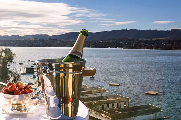 Kỳ nghỉ cuối tuần ở khách sạn huyền thoại 173 năm tuổi Baur Au Lac, Zurich bao gồm bữa tối dưới ánh nến lãng mạn trên sân thượng với tầm nhìn tuyệt đẹp ra Hồ Zurich và dãy núi Alps, cùng một tour thưởng thức rượu vang trên xe Rolls-Royce tới vườn nho Erich Meier xinh đẹp.