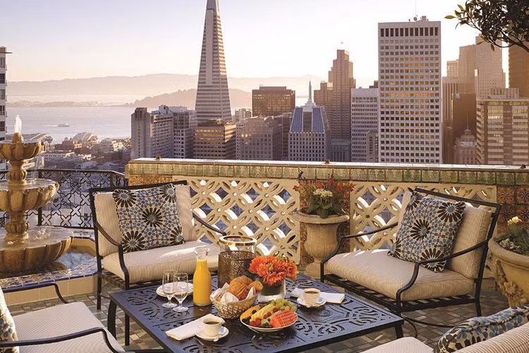 Một trong những điểm nổi bật của căn hộ Penthouse với diện tích gần 600 m2 của Fairmont San Francisco là sân thượng xinh đẹp khổng lồ với tầm nhìn ngoạn mục ra toàn thành phố.