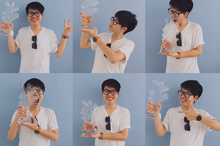 Hình ảnh Đức Phúc phấn phích khi cầm trên tay chiếc cúp quán quân The Voice 2015.