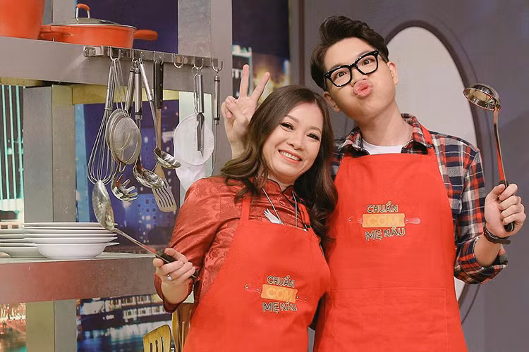 Đức Phúc chu môi bên mẹ trong chương trình Chuẩn cơm mẹ nấu.