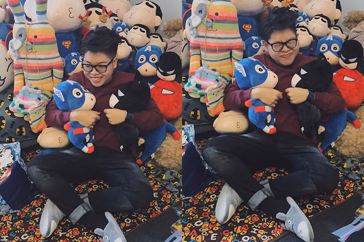 Nhận được những quà dễ thương từ người hâm mộ, Đức Phúc không giấu được niềm vui sướng.