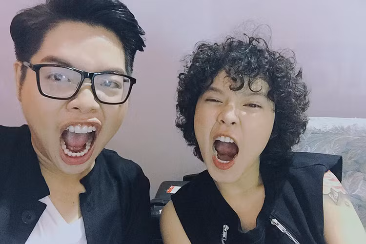 Trên sân khấu, Đức Phúc luôn nghiêm túc trình diễn nhưng ở đời thường, anh lại vô cùng nhí nhảnh.