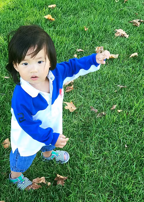 Cựu người mẫu Ngọc Quyên khoe ảnh con trai kèm lời tâm sự: "Con nít ngộ lắm mình ôm ấp nhiều nó sẽ quấn lấy mình ngay. Ai cũng khuyên bớt ôm ấp không sẽ cực lắm ấy vậy em không thể. Chẳng hiểu kiểu gì cứ mỗi lần thấy con cười, con vui, con khóc, con giỡn mình cũng vui lây, cảm giác phê không chịu nổi ấy. Thề em yêu cũng nhiều mà chỉ ôm anh này là đã nhất thôi. P/s: Đó là lý do em cực, em gầy. Cũng vì yêu mà ra ghét cái mặt. Hỏi em sao có thể bỏ xuống tất cả ư, đây cái anh chàng làm cuộc đời em cam chịu đây. Lớn lên phải thương mẹ đấy".