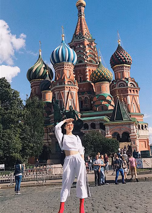 Hương Tràm quay lại điện Kremlin, Moscow, Nga sau 4 năm.