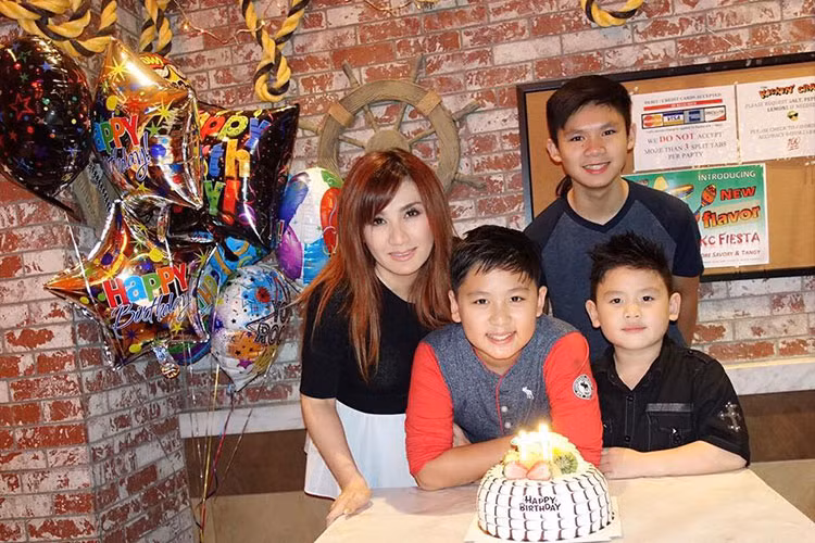  Hot Face sao Việt 24h: Trizzie Phương Trinh vừa mở tiệc mừng sinh nhật cho cậu con trai Colin. Trên trang cá nhân, vợ cũ của Bằng Kiều còn tâm sự: “Năm nay Colin lớn rồi nên không muốn làm tiệc sinh nhật rườm rà mà chỉ muốn có bữa ăn ấm cúng với gia đình tại nhà hàng của cậu mà thôi. Thương chúc con trai của mẹ luôn nở nụ cười hạnh phúc trên môi”.