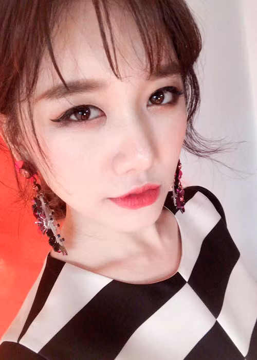 Hari Won chú thích cho hình ảnh của mình: "Quyến rũ và ngây ngô".