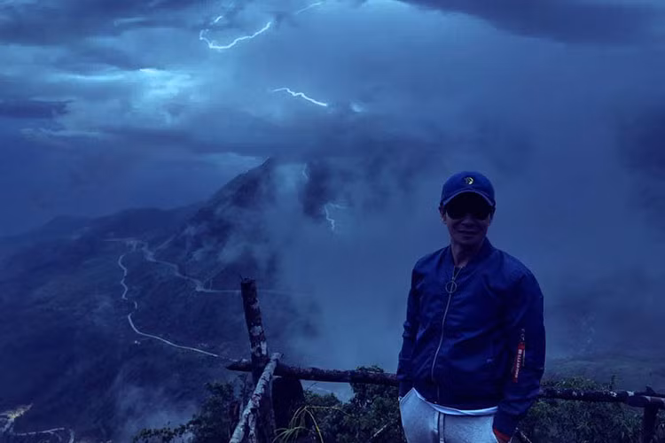 Lý Hải đứng ngắm Sapa khi trời sắp mưa bão là một trong những tin tức sao Việt trong ngày 26/8.