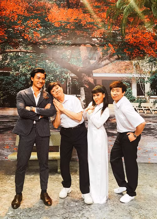 Trấn Thành, Việt Hương và Chí Tài cùng hóa thân những cô cậu học sinh.