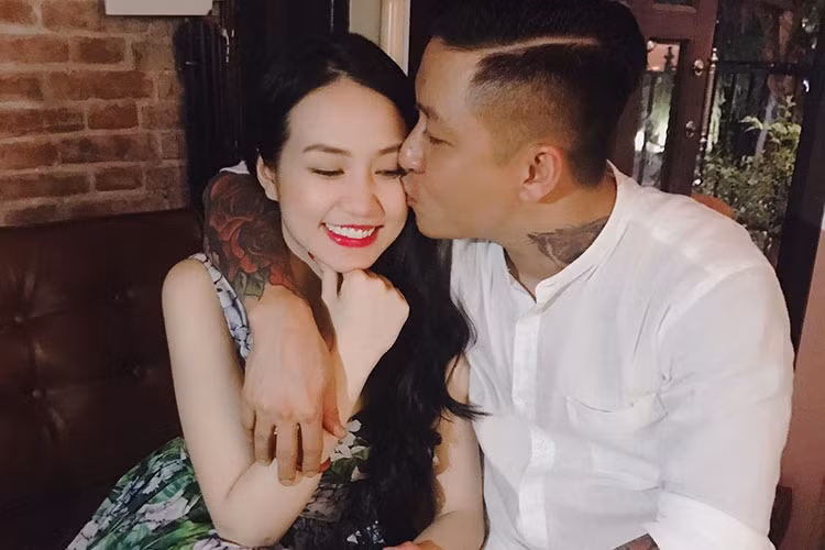 Bà xã Tuấn Hưng hạnh phúc khi được chồng hôn má.