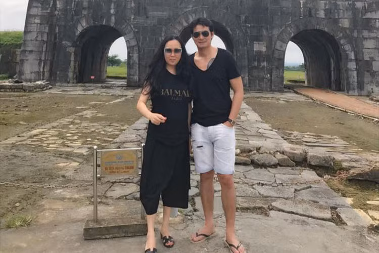 Quách Ngọc Ngoan và doanh nhân Phượng Chanel hạnh phúc bên nhau trong chuyến đi thăm Thành nhà Hồ.