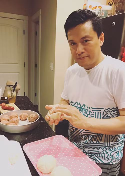 Lam Trường vào bếp nấu ăn giúp vợ 9x.