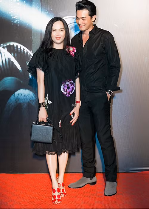 Quách Ngọc Ngoan dính như sam với bạn gái - doanh nhân Phượng Chanel tại sự kiện.