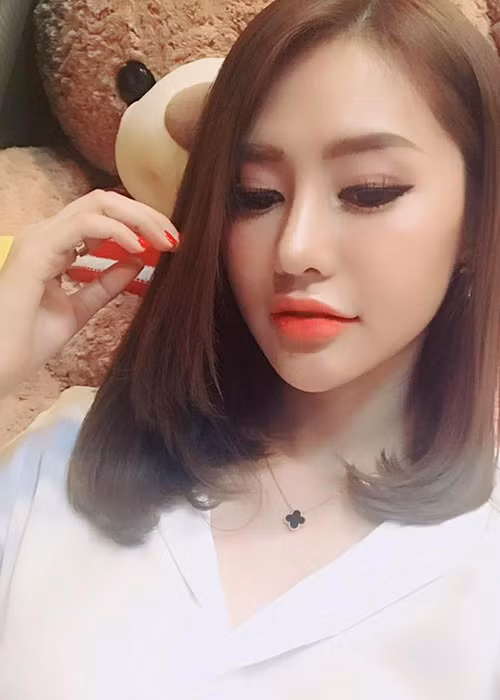 Linh Chi để lộ gương mặt khác lạ với phần cằm nhọn và cánh mũi hẹp hơn trước đây. Trước tin đồn dao kéo, bạn gái Lâm Vinh Hải vẫn giữ im lặng.