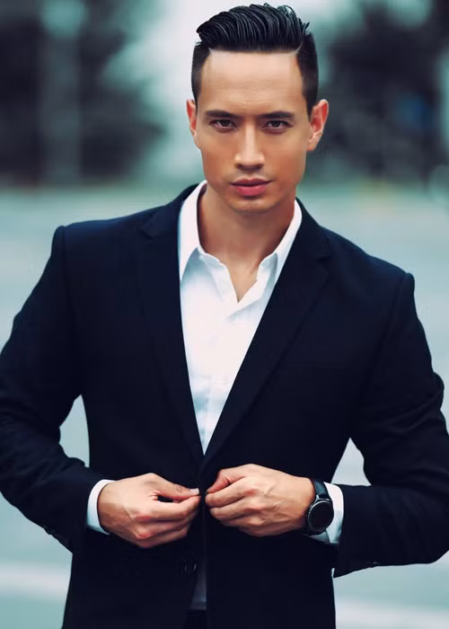 Có thể nói trôi chảy 4 thứ tiếng: Thụy Điển, Anh, Pháp và Tây Ban Nha nhưng nam diễn viên sinh năm 1983 lại không sành sỏi tiếng Việt.