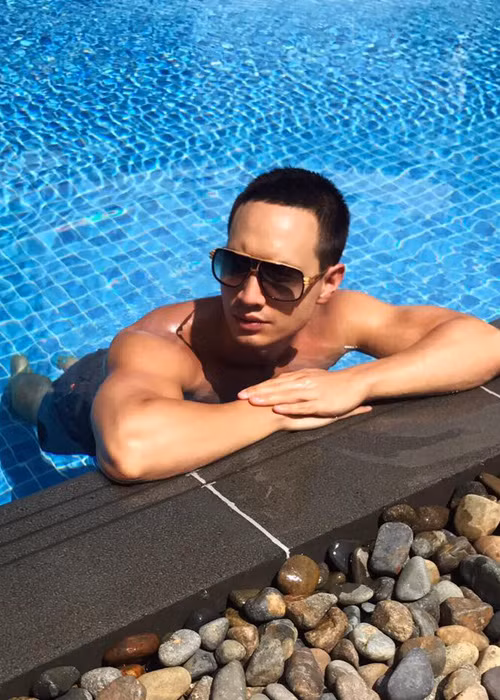 Nam diễn viên phim "Hương ga" khoe thân hình vạm vỡ, cơ bắp bên bể bơi.