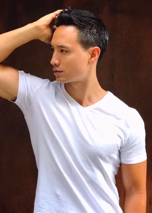 Chỉ diện áo phông trắng đơn giản, Kim Lý cũng hút hồn người đối diện.