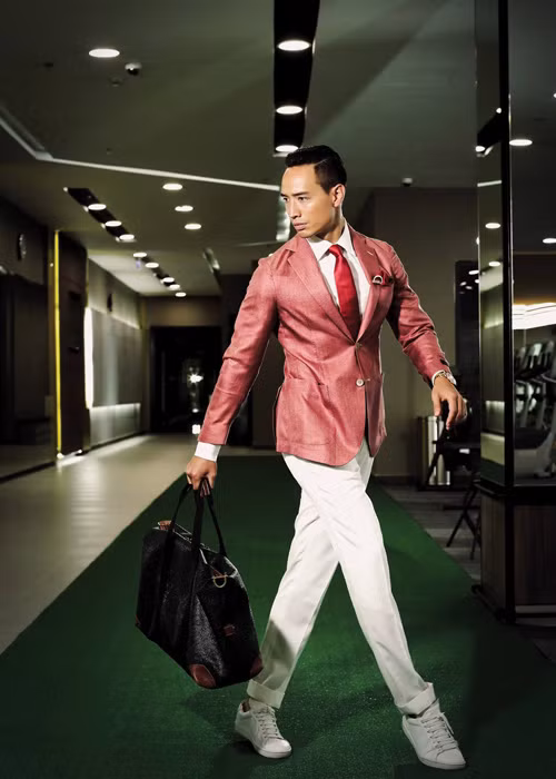 Nam diễn viên gốc Thụy Điển sở hữu gương mặt điển trai, nam tính cùng hình thể quyến rũ.