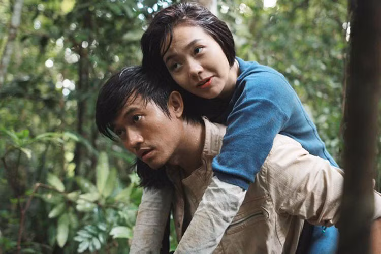 Quý Bình từng tình nguyện cõng Minh Hằng khi biết cô mệt vì phải đi bộ vào rừng trong quá trình quay phim. Ảnh: Zing