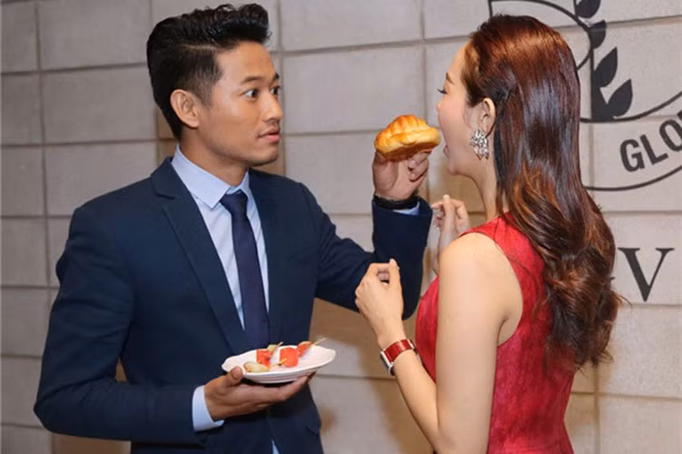 Trong buổi ra mắt đoàn làm phim tại TP HCM, Quý Bình thường xuyên thể hiện sự quan tâm dành cho Minh Hằng, thậm chí còn đút bánh cho bạn diễn. Ảnh: Thể giới trẻ