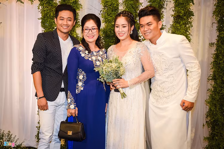 Tại đám cưới, Quý Bình tiết lộ chuyến đi Trường Sa se duyên cho Lê Phương và Trung Kiên là do anh thuyết phục cô tham gia. Thấy Lê Phương hạnh phúc, Quý Bình rất vui mừng. Ảnh: Zing