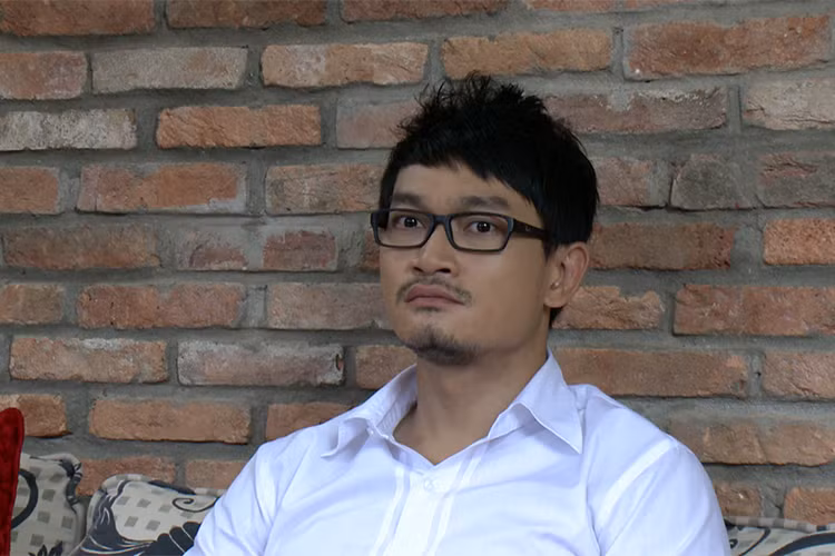 Quốc Thái vào vai Cương - thủ lĩnh băng cướp khét tiếng “Sói Sài Thành” trong vỏ bọc là một giám đốc thành công, đạo mạo và thường xuyên làm từ thiện.