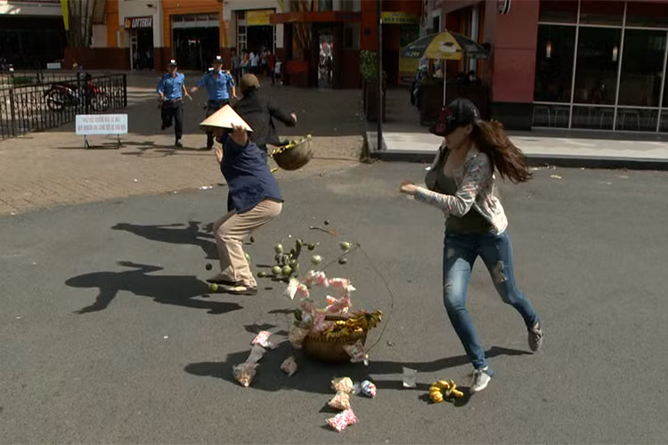 Nhân vật Kiều của nữ diễn viên Trang Nhung thường trực tiếp tham gia vào các vụ cướp giật và trộm cắp.