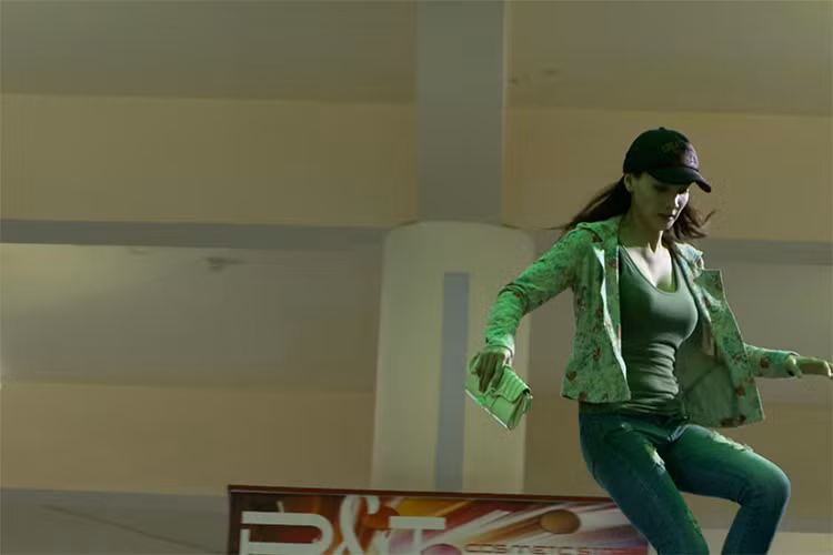 Nhóm cướp của Kiều từng táo bạo thực hiện vụ cướp ngay trong công viên. Khi đồng bọn cướp được tiền và bị đuổi bắt, Kiều đã phi thân bay lên đá ngã người đuổi theo.