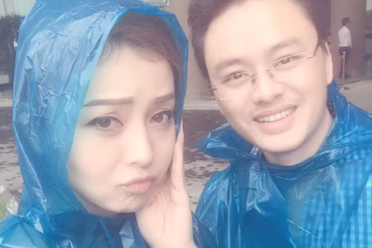 Jennifer Phạm mặc áo tơi làm MC khi trời đổ mưa là một trong những tin tức sao Việt trong ngày 19/8.