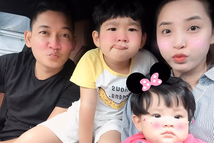 Vợ chồng Thành Đạt - Hải Đăng đưa cậu con trai và cô con gái đi chơi ngày cuối tuần.