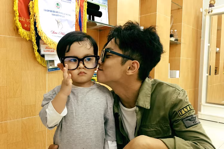 Con trai Khánh Thi - Phan Hiển tạo dáng nghiêm túc bên bố.