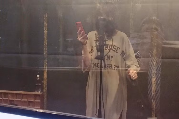 Hari Won than thở cô bị quản lý "bắt" vào phòng thu.