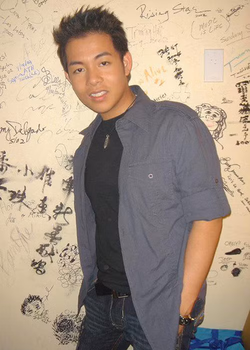 Quang Lê đăng tải loạt ảnh cũ khi còn khá gầy và đen.